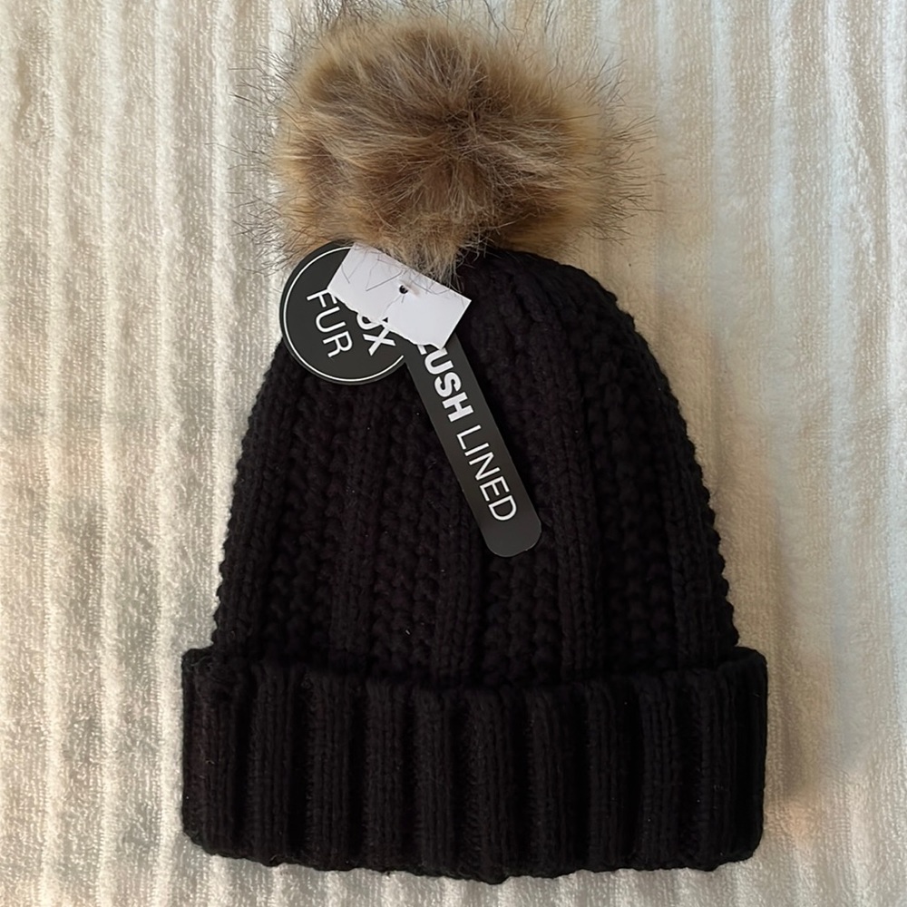 NWT Black beanie winter hat / beanie faux fur lined, ribbed, pompom